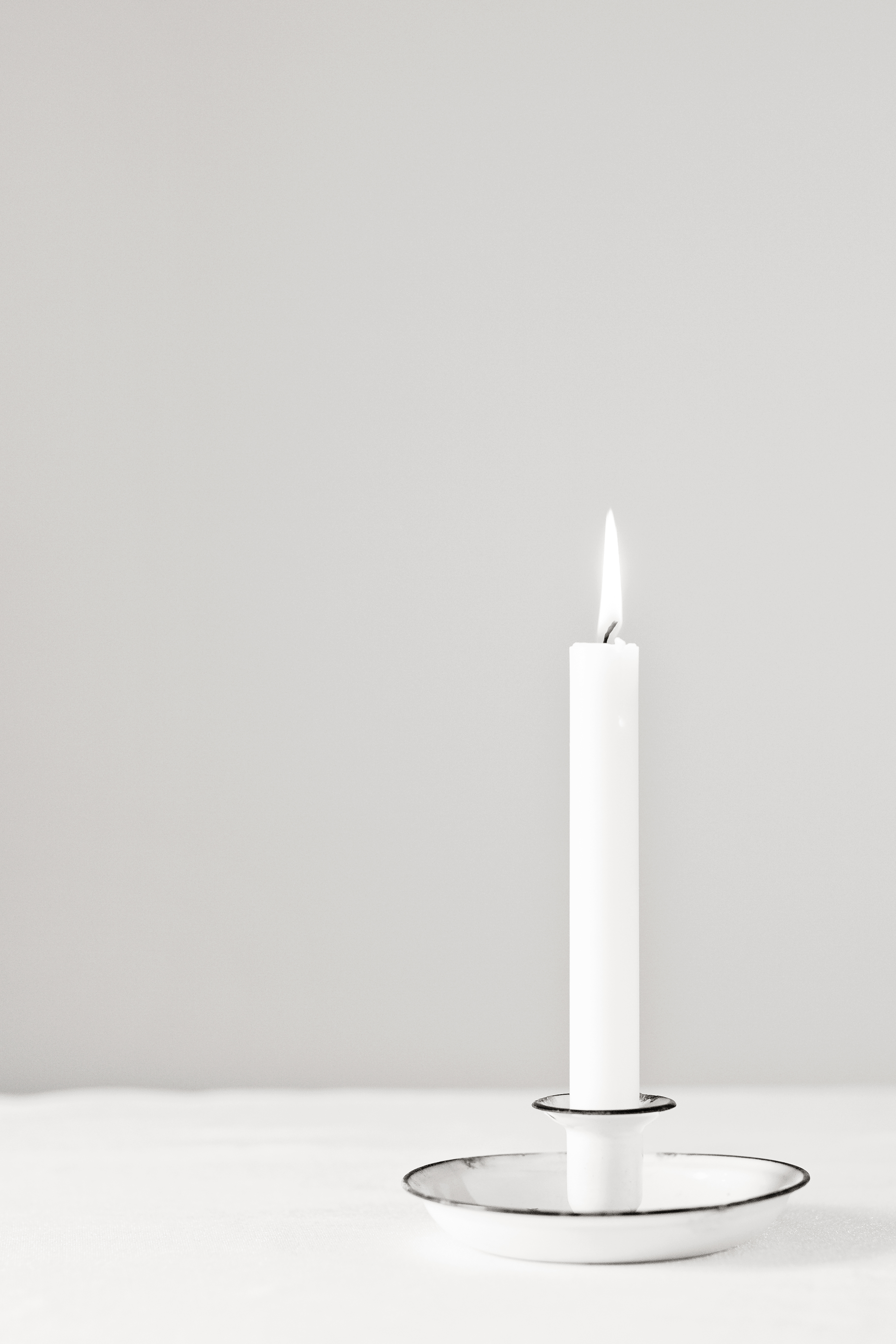 L'AURA Classic Taper Candle in minimal white holder
